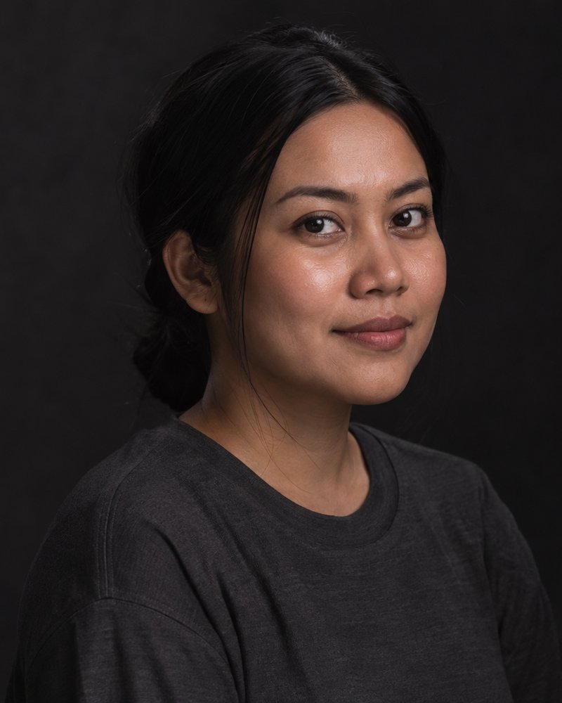 Amina Salleh, sanggul rendah, kemeja arang