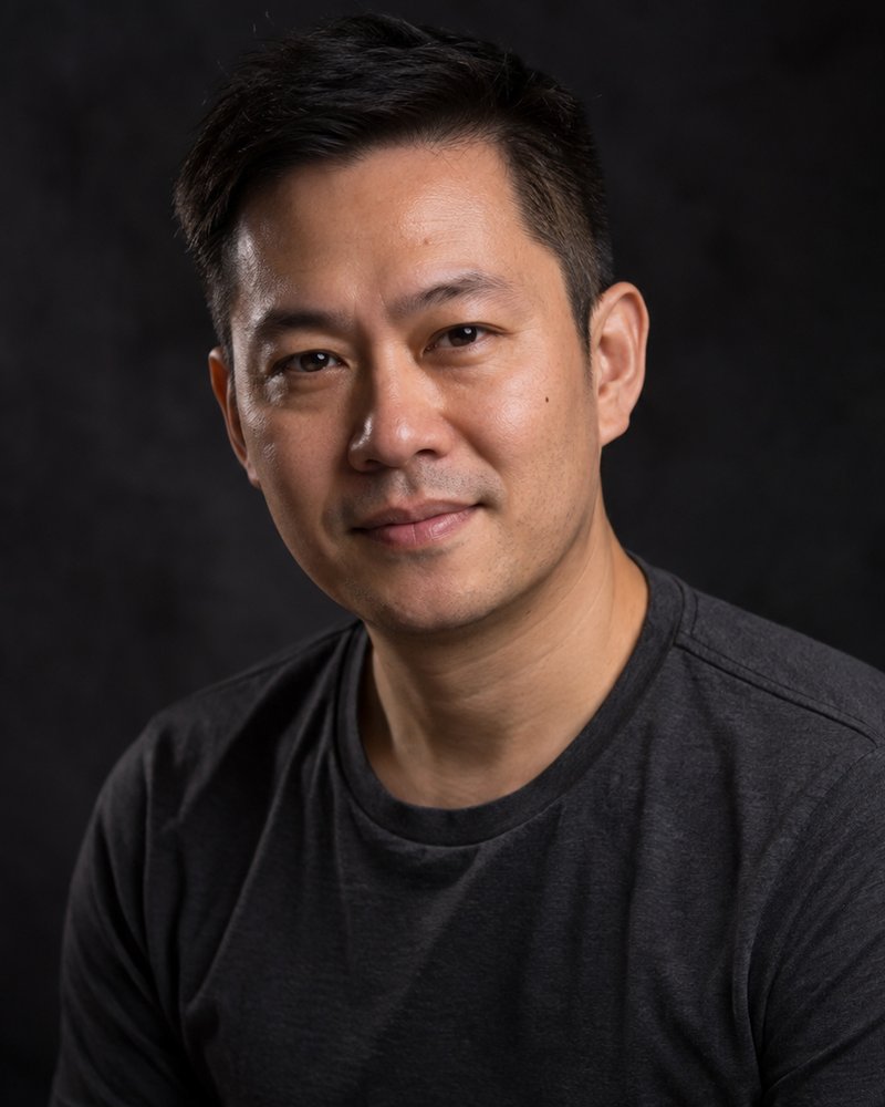 Daniel Lau, kemeja arang, studio gelap
